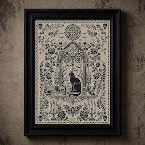 Puede incluir: Un patrón de bordado enmarcado que muestra un gato negro sentado en un estante frente a un arco gótico. El diseño incluye calaveras, polillas, rosas, velas, libros y un reloj de arena en hilo negro sobre tela de color beige claro.