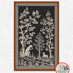 Peut inclure: Motif de broderie noir et blanc d'un renard et d'un agneau dans un décor de forêt. Le motif est encadré dans un cadre en bois brun avec une bordure décorative.