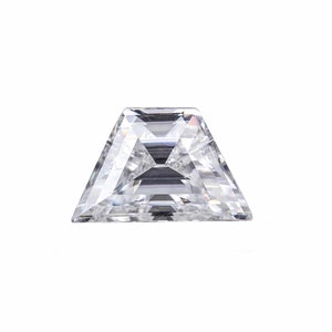 Peut inclure: Une pierre précieuse carrée transparente et facetée avec une base triangulaire.