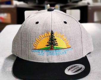 Individuell bestickte Snapback-Mütze: Personalisiertes Logo oder Text, grüner Unterschnabel