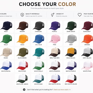 K&ouml;nnte beinhalten: Eine Farbkarte mit &uuml;ber 40 Trucker-Caps in verschiedenen Unifarben und zweifarbigen Kombinationen. Der Text CHOOSE YOUR COLOR steht oben, gefolgt von Symbolen und Beschriftungen f&uuml;r Materialqualit&auml;t und Unisex-Passform. Jede Kappe ist farblich beschriftet.
