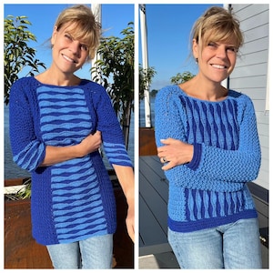 Könnte beinhalten: Ein blauer Häkelpullover mit einem gestreiften Design in verschiedenen Blautönen. Der Pullover hat lange Ärmel und einen Rundhalsausschnitt. Das Model trägt eine blaue Jeans. Der Hintergrund ist ein strahlend blauer Himmel.