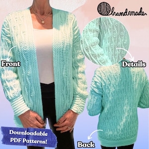 Könnte beinhalten: Ein hellblauer Häkelcardigan mit einem Zopfmuster. Der Cardigan hat einen V-Ausschnitt und lange Ärmel. Das Bild zeigt die Vorder- und Rückseite des Cardigans sowie eine Nahaufnahme des Stichdetails. "Downloadbare PDF-Muster!" steht am unteren Rand des Bildes.