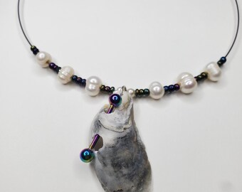 Gargantilla de sirena hecha a mano con perlas, cuentas de vidrio y conchas de ostra perforadas.