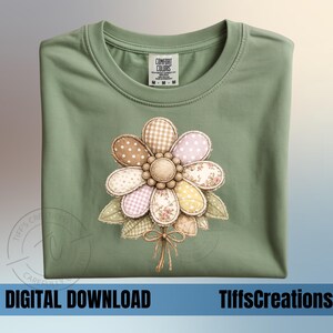 Könnte beinhalten: Ein salbeigrünes T-Shirt mit einem großen Applikationsblumen-Design. Die Blume hat Blütenblätter in verschiedenen Mustern, darunter Punkte, Vichy-Karo und Blumendrucke. Das Shirt hat den Text "DIGITALER DOWNLOAD" und "TlffsCreations" am unteren Rand.