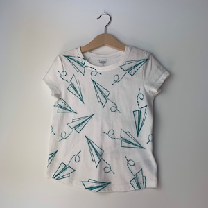 Upcycled hand gestempeld papier vliegtuig T-shirt Unisex maat 5T