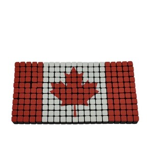 Pode incluir: Um mosaico retangular que retrata a bandeira canadense. A bandeira apresenta uma folha de bordo vermelha no centro, cercada por quadrados brancos. Os lados esquerdo e direito da bandeira s&atilde;o vermelhos, compostos por quadrados vermelhos.