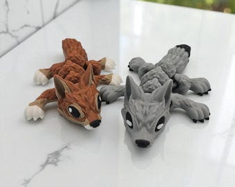 Wolf Pup Articulating Figurine – 3D Printed Fidget Toy – Posable Collectible Animal Display – Jointed Wolf Desk Decor Gift