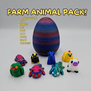 K&ouml;nnte beinhalten: Ein Set mit acht bunten Bauernhoftierfiguren, darunter eine Kuh, ein Pferd, ein Schwein, ein Hund, eine Katze, eine Ente, eine Ziege und ein Huhn. Die Figuren sind um einen blauen und violetten, gesprenkelten Beh&auml;lter in Form eines Eies angeordnet. Der Text "FARM ANIMAL PACK! INCLUDES (8)" ist auf der linken Seite des Bildes sichtbar.