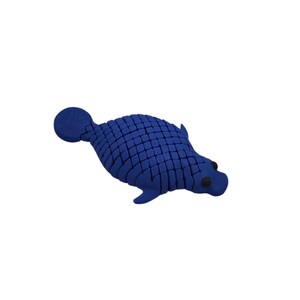Puede incluir: Objeto azul con forma de manat&iacute; con superficie texturizada. El manat&iacute; tiene cabeza redondeada, aletas y cola. El objeto es de color azul s&oacute;lido y parece estar hecho de un material gomoso.
