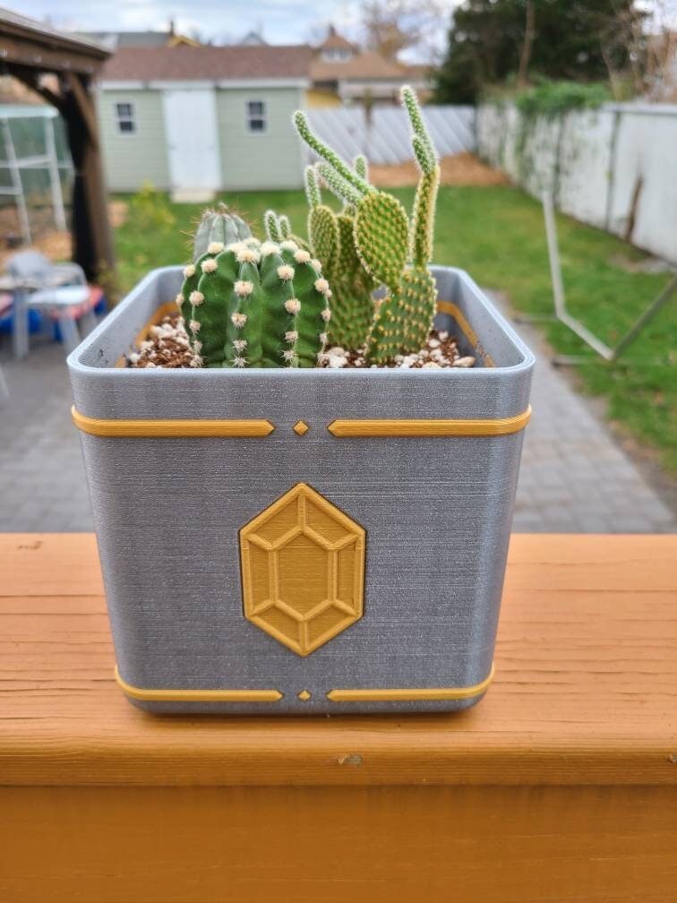 thha_オブジェ　ザーオブジェ　Ｙ鉢 Legend of Zelda Planter Box for Succulents - Link Triforce