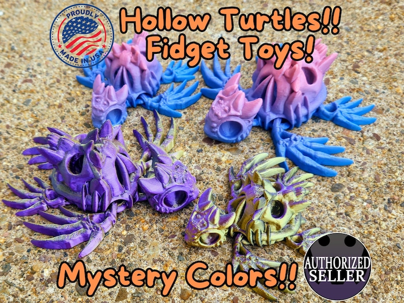 Peut inclure: Quatre jouets de stimulation en forme de tortues creuses, de couleur violette, bleue et dor&eacute;e. Les jouets sont fabriqu&eacute;s aux &Eacute;tats-Unis et sont disponibles en couleurs myst&egrave;re. L'image comprend &eacute;galement le texte "Hollow Turtles!! Fidget Toys!" et "Mystery Colors!!"