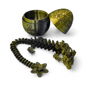 Pu&ograve; includere: Una statuetta di drago dorata con un motivo floreale sulla testa. Il drago &egrave; arrotolato in un cerchio, e la sua coda &egrave; avvolta attorno al suo corpo. Il drago &egrave; fatto di un materiale duro e resistente e ha un design dettagliato. Il drago &egrave; un pezzo decorativo che pu&ograve; essere utilizzato per aggiungere un tocco di fantasia a qualsiasi casa.