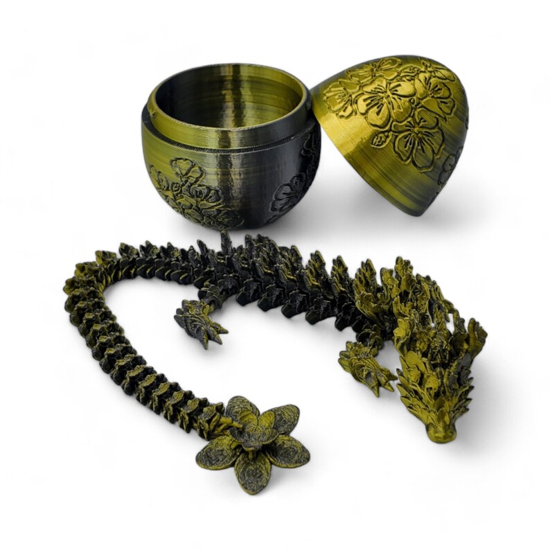 Pu&ograve; includere: Una statuetta di drago dorata con un motivo floreale sulla testa. Il drago &egrave; arrotolato in un cerchio, e la sua coda &egrave; avvolta attorno al suo corpo. Il drago &egrave; fatto di un materiale duro e resistente e ha un design dettagliato. Il drago &egrave; un pezzo decorativo che pu&ograve; essere utilizzato per aggiungere un tocco di fantasia a qualsiasi casa.
