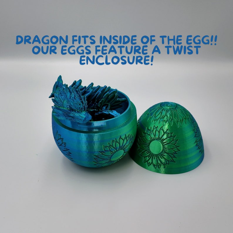 Puede incluir: Un huevo de drag&oacute;n impreso en 3D de color verde azulado con un dise&ntilde;o de girasol. El huevo est&aacute; abierto y un drag&oacute;n verde azulado est&aacute; dentro. El texto "DRAGON FITS INSIDE OF THE EGG!! OUR EGGS FEATURE A TWIST ENCLOSURE!" est&aacute; en azul en la parte superior de la imagen.