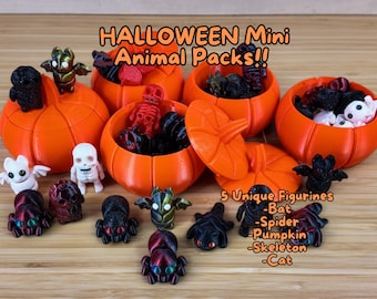 Puede incluir: Cinco contenedores de color naranja en forma de calabaza con tapas, cada uno lleno de pequeñas figuras con temática de Halloween. Las figuras incluyen un murciélago, una araña, una calabaza, un esqueleto y un gato. El texto "HALLOWEEN Mini Animal Packs!!" está escrito encima de los contenedores.  5 Figuras Únicas -Murciélago -Araña -Calabaza -Esqueleto -Gato