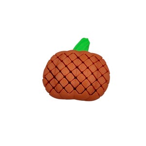K&ouml;nnte beinhalten: Ein 3D-gedruckter K&uuml;rbis mit einem strukturierten, gitterartigen Muster in Orange- und Braunt&ouml;nen. Der K&uuml;rbis hat einen gr&uuml;nen Stiel. Dieser Dekorationsartikel ist perfekt f&uuml;r den Herbst und Halloween.