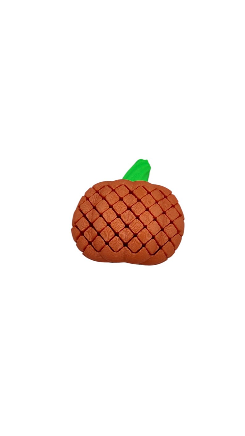 K&ouml;nnte beinhalten: Ein 3D-gedruckter K&uuml;rbis mit einem strukturierten, gitterartigen Muster in Orange- und Braunt&ouml;nen. Der K&uuml;rbis hat einen gr&uuml;nen Stiel. Dieser Dekorationsartikel ist perfekt f&uuml;r den Herbst und Halloween.