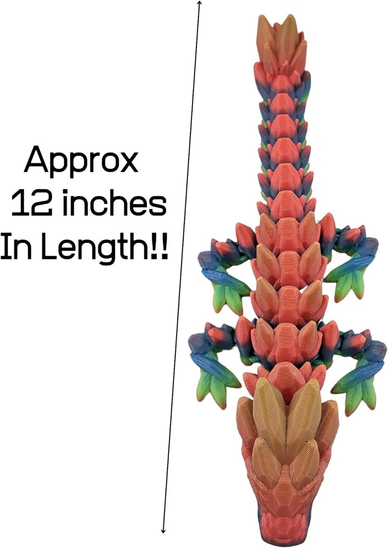 K&ouml;nnte beinhalten: Eine 3D-gedruckte, mehrfarbige Drachenfigur, etwa 30 cm lang. Der Drache ist rot, orange, gelb, gr&uuml;n und blau.
