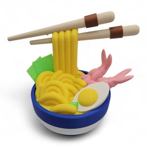 K&ouml;nnte beinhalten: Farbenfrohe Illustration einer Ramen-Sch&uuml;ssel mit St&auml;bchen. Die blau-wei&szlig;e Sch&uuml;ssel enth&auml;lt gelbe Nudeln, rosa Garnelen, ein gekochtes Ei und gr&uuml;ne Garnierung. Die Essst&auml;bchen sind hellbraun mit dunkelbraunen Akzenten.