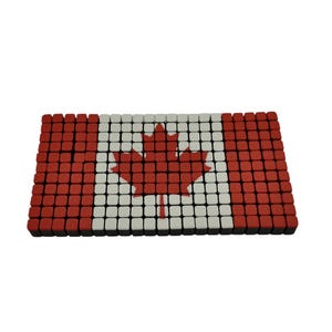Pode incluir: Um objeto retangular que representa a bandeira canadense, composto por pequenos blocos quadrados. A bandeira apresenta uma folha de bordo vermelha no centro, rodeada por quadrados vermelhos e brancos. O design &eacute; uma representa&ccedil;&atilde;o da bandeira canadense.