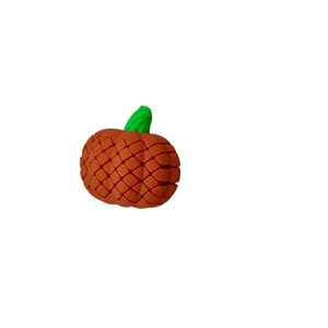 K&ouml;nnte beinhalten: Eine braune, strukturierte Ananas mit einem gr&uuml;nen Stiel. Die Ananas besteht aus einer Reihe kleiner, rautenf&ouml;rmiger Segmente. Der Hintergrund ist schlicht wei&szlig;.