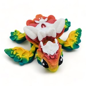 Puede incluir: Una figurita de drag&oacute;n impresa en 3D de colores con un esquema de colores rojo, naranja, amarillo, verde y blanco. El drag&oacute;n tiene ojos grandes y un dise&ntilde;o caprichoso.