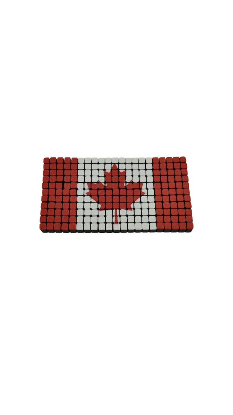Pode incluir: Um mosaico retangular que retrata a bandeira canadense. A bandeira apresenta uma folha de bordo vermelha no centro, cercada por quadrados brancos. Os lados esquerdo e direito da bandeira s&atilde;o vermelhos, compostos por quadrados vermelhos.