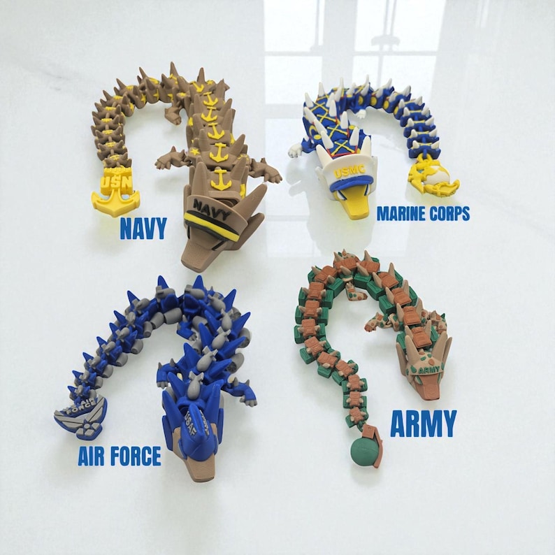 Pode incluir: Quatro figuras de drag&otilde;es articulados, cada uma representando um ramo das for&ccedil;as armadas dos EUA. O drag&atilde;o da Marinha &eacute; marrom e dourado, o dos Marines &eacute; azul e branco, o da For&ccedil;a A&eacute;rea &eacute; azul e cinza, e o do Ex&eacute;rcito &eacute; marrom e verde.