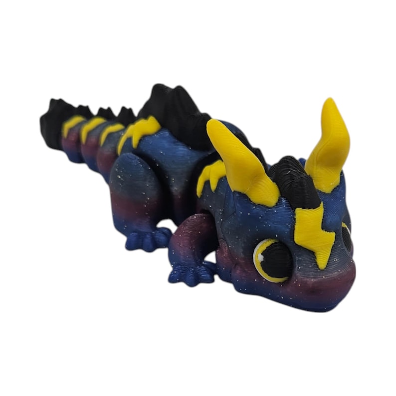 K&ouml;nnte beinhalten: Eine 3D-gedruckte Drachenfigur im Galaxien-Design. Der Drache hat einen dunkelblauen K&ouml;rper mit lila und wei&szlig;en Sprenkeln, gelben Blitzakzenten und gelben H&ouml;rnern. Der Drachenr&uuml;cken und -kopf sind schwarz.