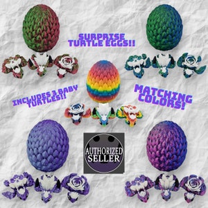 Puede incluir: Surprise Turtle Eggs! Juego de tres contenedores con forma de huevo de drag&oacute;n de colores, cada uno con tres tortugas beb&eacute;s. Los huevos son en tonos de verde, morado y arco&iacute;ris. El texto "Surprise Turtle Eggs!" y "Matching Colors!" es visible en la imagen. El texto "Includes 3 Baby Turtles!" tambi&eacute;n es visible. El texto "Authorized Seller" es visible en un c&iacute;rculo negro.