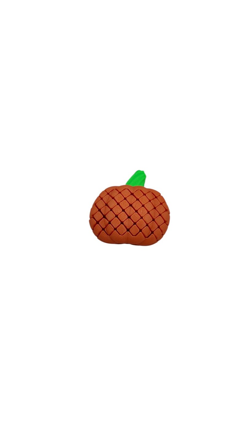 K&ouml;nnte beinhalten: Ein 3D-gedruckter K&uuml;rbis mit strukturierter Oberfl&auml;che und gr&uuml;nem Stiel. Der K&uuml;rbis hat eine warme orange Farbe und ein gitterartiges Muster auf seiner Oberfl&auml;che. Dieser Dekorationsartikel ist perfekt f&uuml;r Herbst und Halloween.