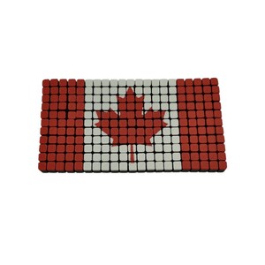 Pode incluir: Objeto retangular que representa a bandeira canadense. O design &eacute; composto por pequenas telhas quadradas vermelhas, brancas e vermelhas. Uma folha de bordo vermelha est&aacute; centrada em um fundo branco, com barras vermelhas em ambos os lados. Mede cerca de 20 cm de comprimento.