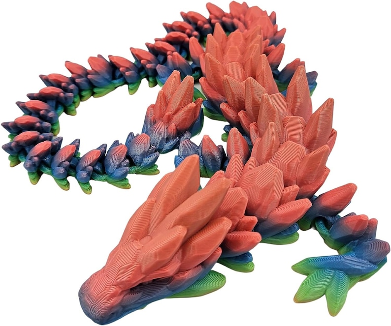 K&ouml;nnte beinhalten: Eine 3D-gedruckte Drachenfigur mit einem Farbverlauf in Rot, Blau und Gr&uuml;n. Der Drache liegt in einer schlafenden Position zusammengerollt, mit dem Kopf auf seinen Vorderpfoten.
