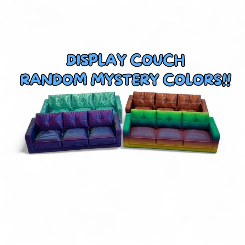 Puede incluir: Cuatro sof&aacute;s en miniatura de varios colores: verde azulado, morado, marr&oacute;n y un degradado arco&iacute;ris. El texto "DISPLAY COUCH RANDOM MYSTERY COLORS!!" se muestra en azul encima de los sof&aacute;s. Cada sof&aacute; tiene forma rectangular con tres cojines.