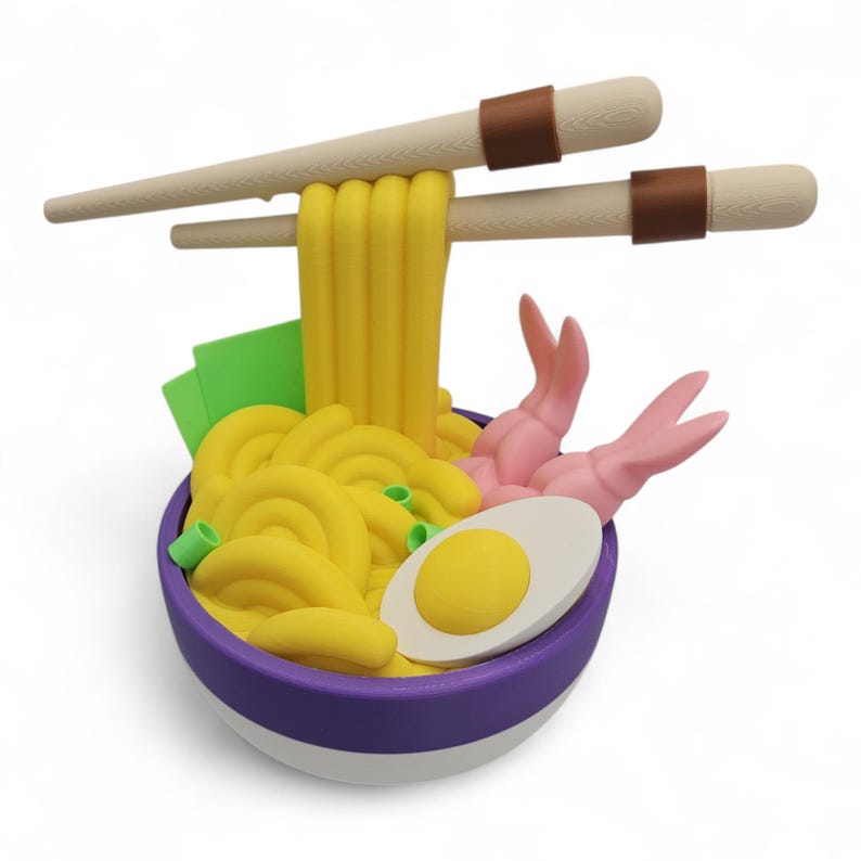 K&ouml;nnte beinhalten: Eine skurrile Illustration einer Sch&uuml;ssel Ramen. Die Sch&uuml;ssel ist lila und wei&szlig;, gef&uuml;llt mit gelben Nudeln, einem halbierten Ei, rosa Garnelen und gr&uuml;nen Akzenten. Essst&auml;bchen halten einen Teil der Nudeln hoch.