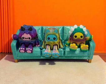 4er-Pack Yeti-Figuren-Set - Katzen-Yeti, Axolotl-Yeti, klassischer Yeti & Display-Couch - 3D gedruckte Sammlerstücke - zufällige lebendige Farben