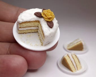 Miniature Vanilla and Caramel Cake with Slices Set – 1:12 Scale Realistic Dollhouse Food
