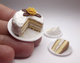 ミニチュアバニラ＆キャラメルケーキ（スライス付き）セット – 1/12スケールのリアルなドールハウスフード