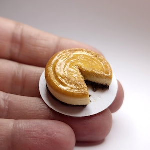 Tarta de queso y caramelo en miniatura - Escala 1:12, Miniaturas realistas para casas de muñecas, Comida, Postres