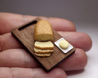 ミニチュアのスライスパン（バター付き） – 1/12スケールのリアルなドールハウス用食品