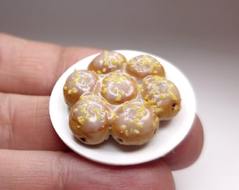 ミニチュア プルアパート イースター グレーズロール レモンゼスト添え – 1:12スケール ドールハウス ベーカリーフード 手作り