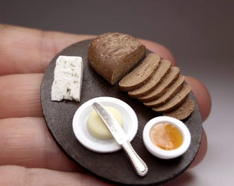 ミニチュアパン、ジャム、チーズ、バターボード - 1:12スケールのリアルなドールハウスフード