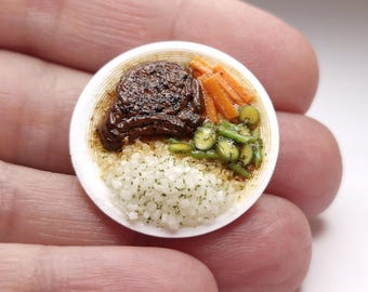 ミニチュアサンデービーフ＆ライスディナー – 1:12スケールのリアルなドールハウスフード