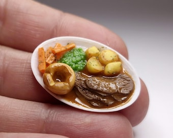 ミニチュアローストディナー（グレービーソースとヨークシャープディング付き） - 1:12スケール、リアルなドールハウスフード