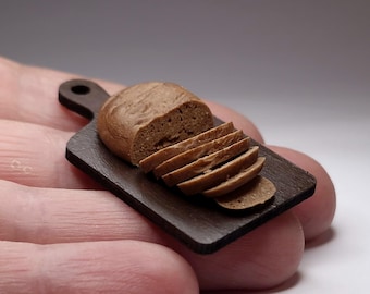 ミニチュア プンパーニッケル ライ麦パンとまな板 – 1:12スケール リアルなドールハウス用食品