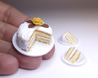 Miniature Vanilla and Caramel Cake with Slices Set – 1:12 Scale Realistic Dollhouse Food