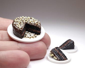 ミニチュアチョコレートヘーゼルナッツティーケーキ（スライス付き） - 1:12スケール、リアルなドールハウスフード