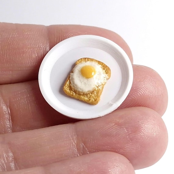 ミニチュア卵とトーストの朝食プレート - 1:12スケール、リアルな 