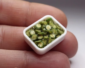 ミニチュアズッキーニ/ベビーマローのサイドディッシュ - 1:12スケール、リアルなドールハウスミニチュア、食品